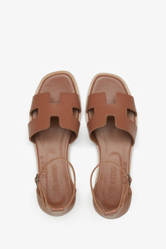 Seitenansicht flacher Sandalen mit geschlossenem Absatz – Estro ER00115569