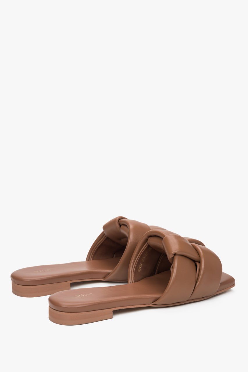 Damen-Pantoletten aus braunem Leder, Marke Estro – Schuhprofil.