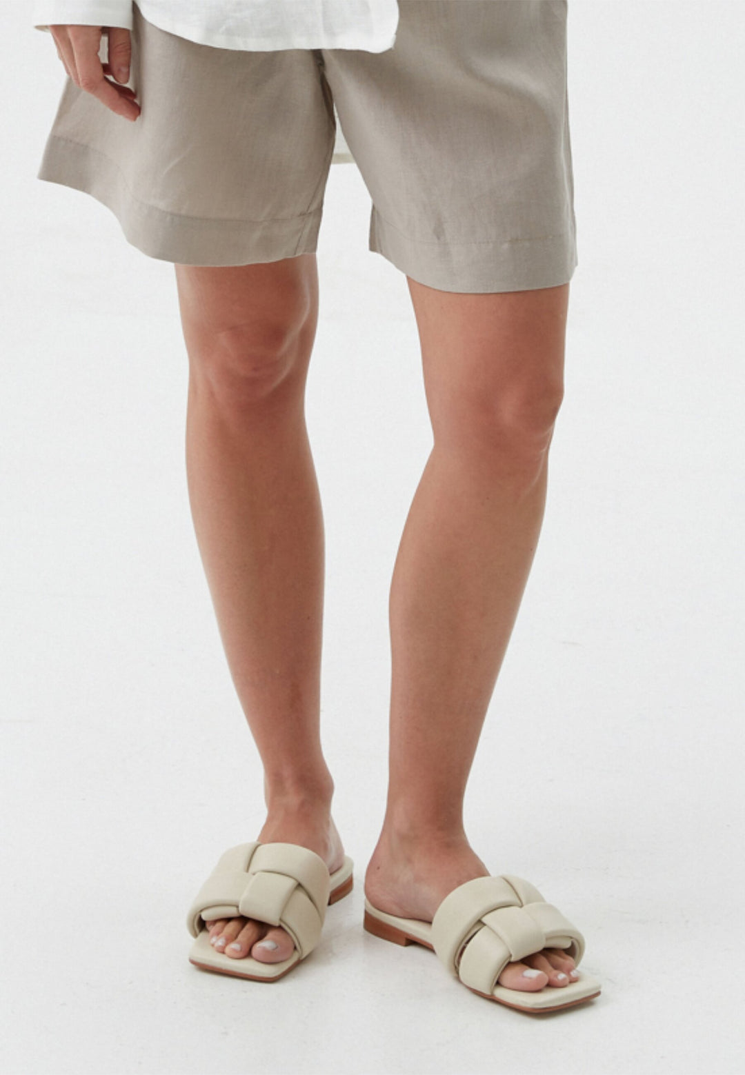 Estro Damen-Pantoletten aus echtem Leder – Ansicht am Fuß, als Teil eines Outfits.