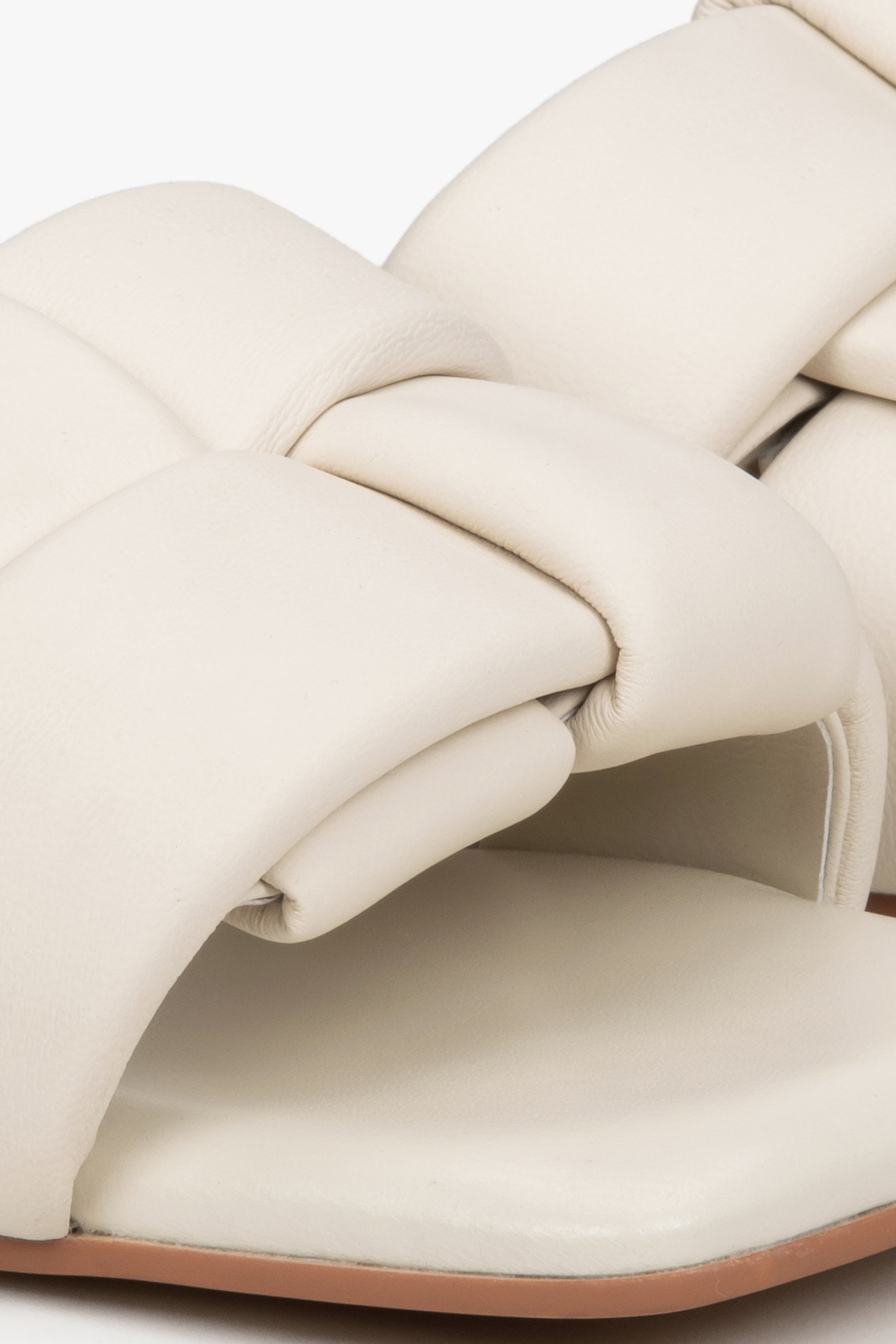 Estro Damen-Pantolette in Hellbeige – Detailansicht des geflochtenen Riemens.