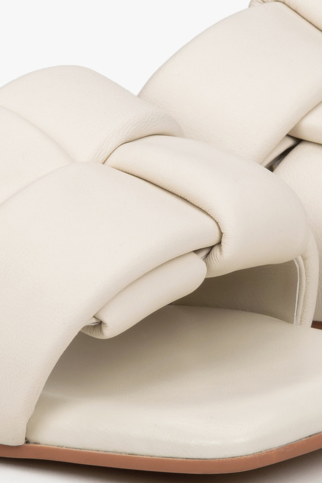 Estro Damen-Pantolette in Hellbeige – Detailansicht des geflochtenen Riemens.
