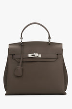 Frontansicht der Damen Henkeltasche in Taupe aus echtem Leder mit silbernem Verschluss.