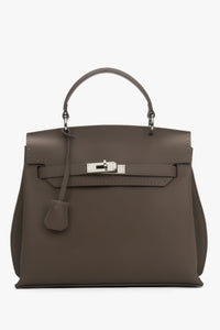 Frontansicht der Damen Henkeltasche in Taupe aus echtem Leder mit silbernem Verschluss.
