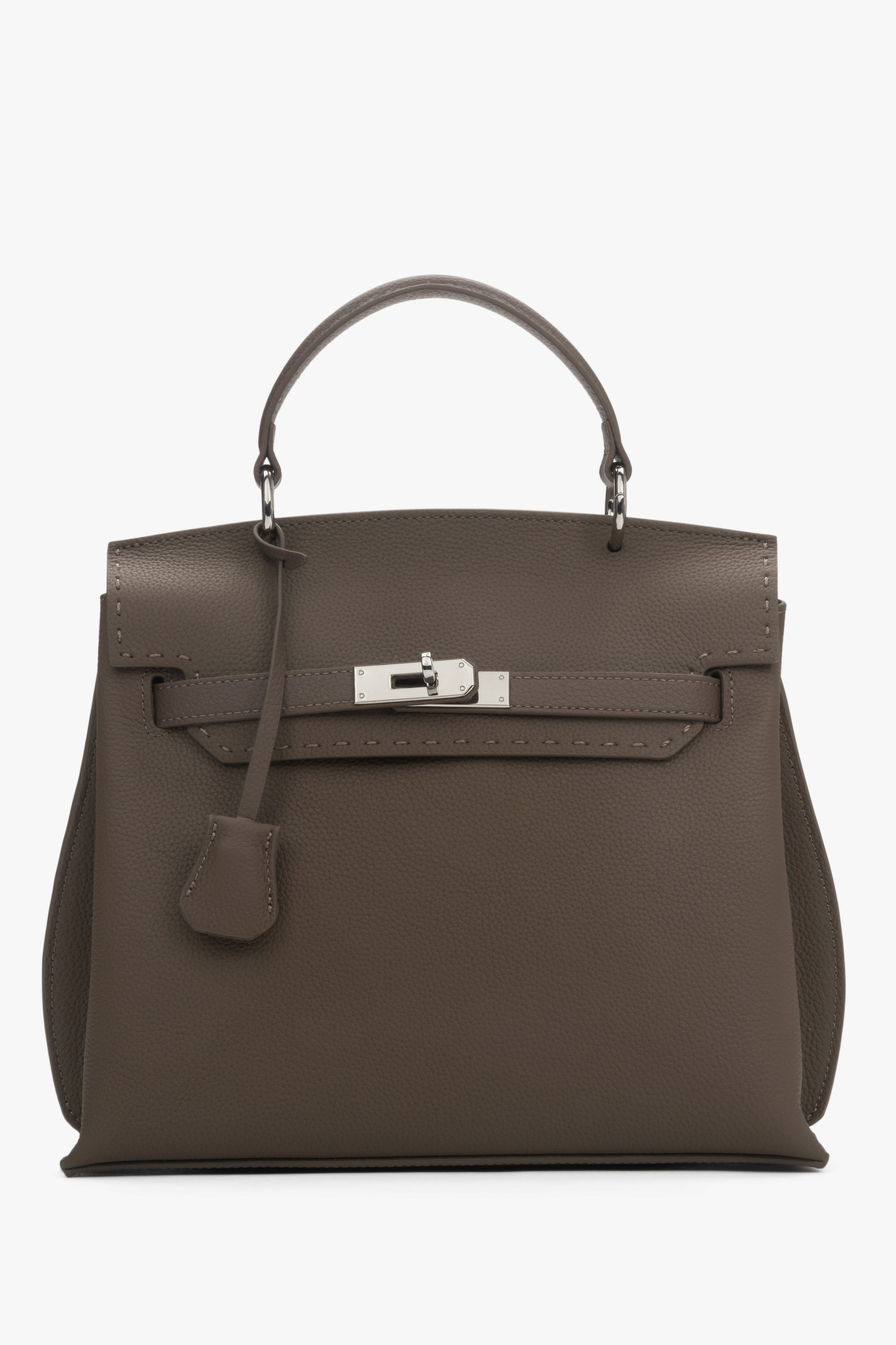 Frontansicht der Damen Henkeltasche in Taupe aus echtem Leder mit silbernem Verschluss.