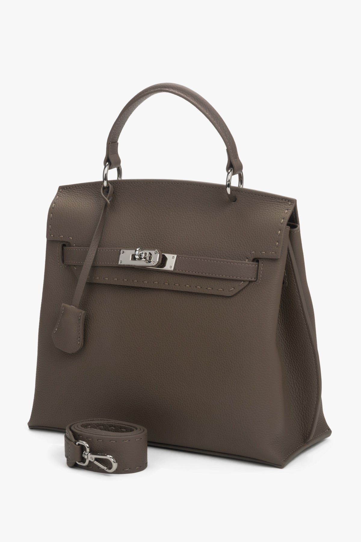 Seitenansicht der Estro Tasche in Taupe zur Veranschaulichung der eleganten Form.