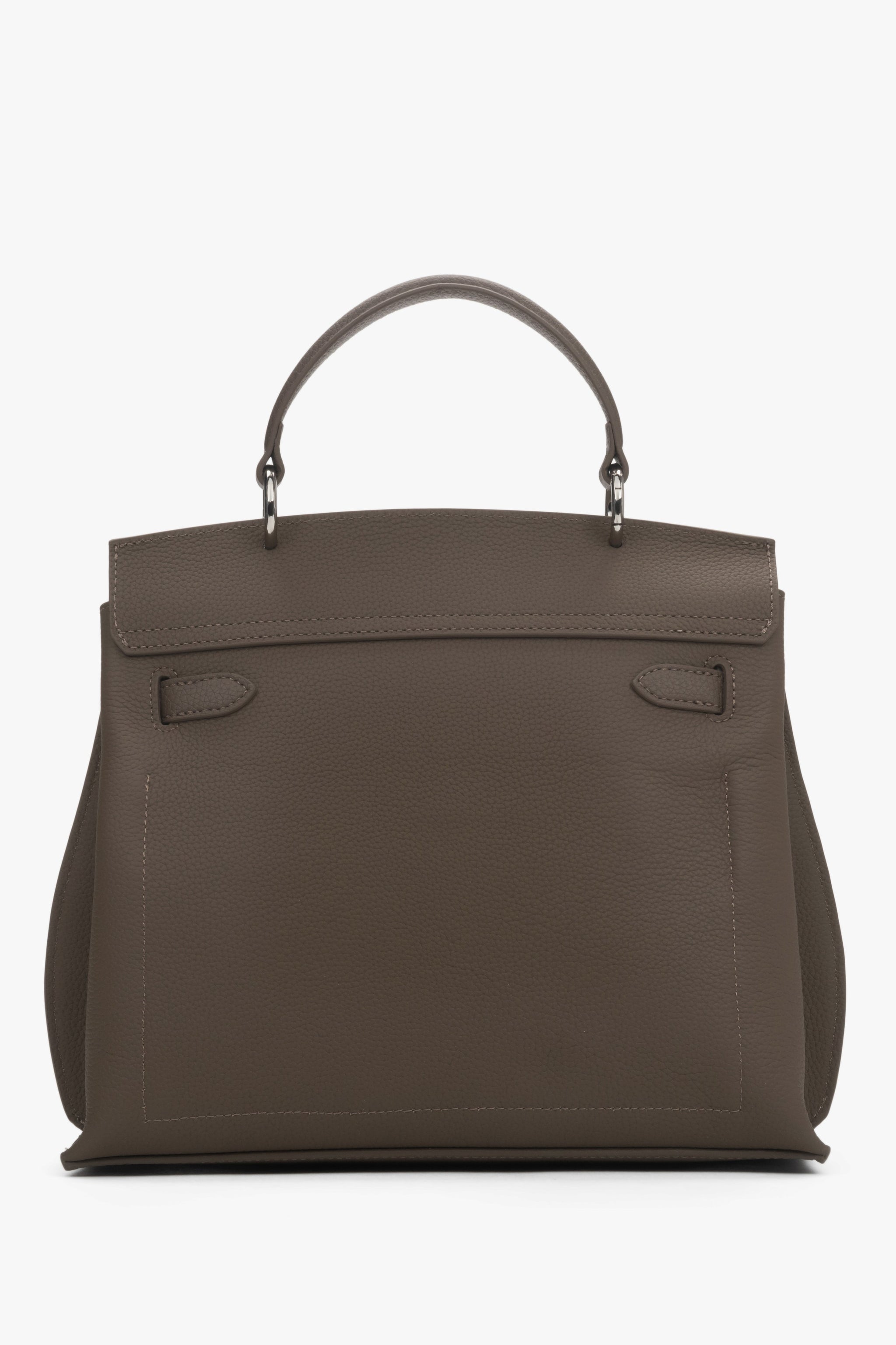 Rückansicht der Lederhandtasche in Taupe mit Fokus auf die minimalistische Linienführung.
