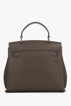 Rückansicht der Lederhandtasche in Taupe mit Fokus auf die minimalistische Linienführung.