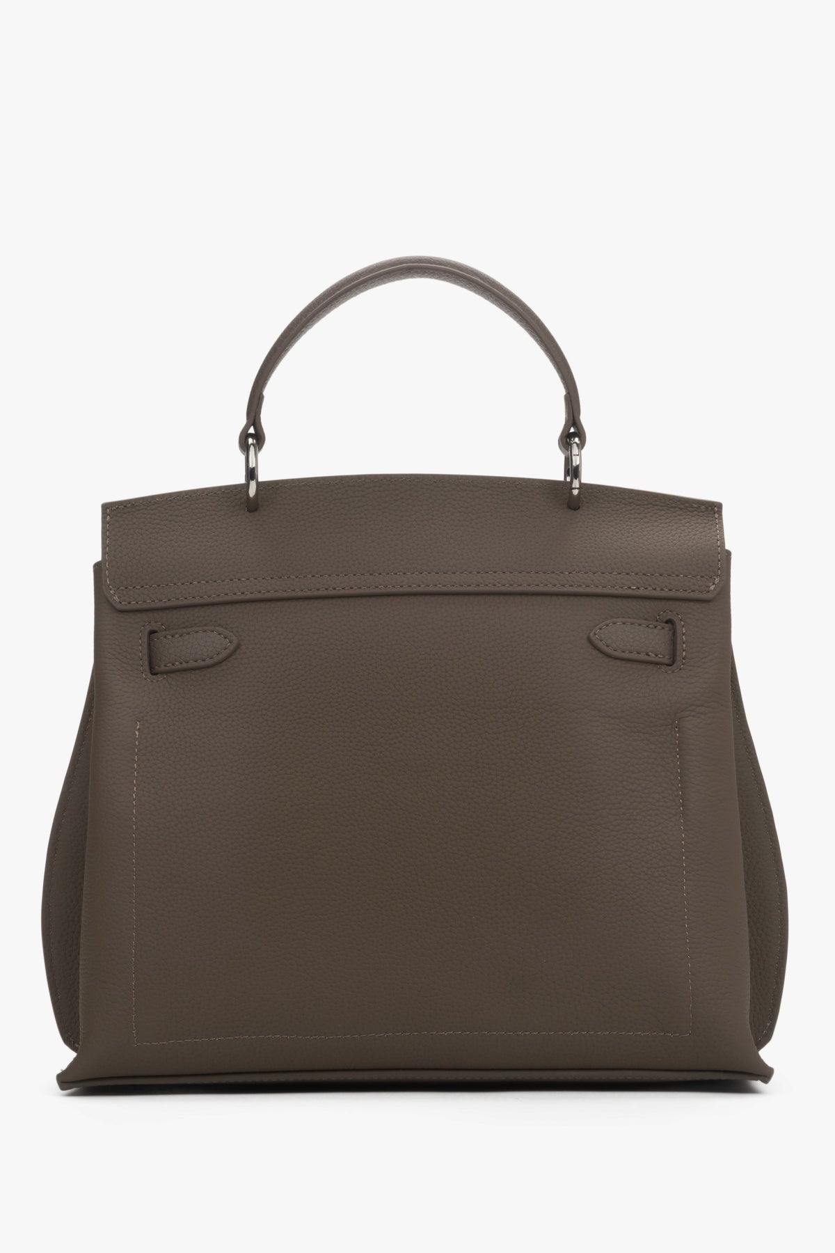 Rückansicht der Lederhandtasche in Taupe mit Fokus auf die minimalistische Linienführung.