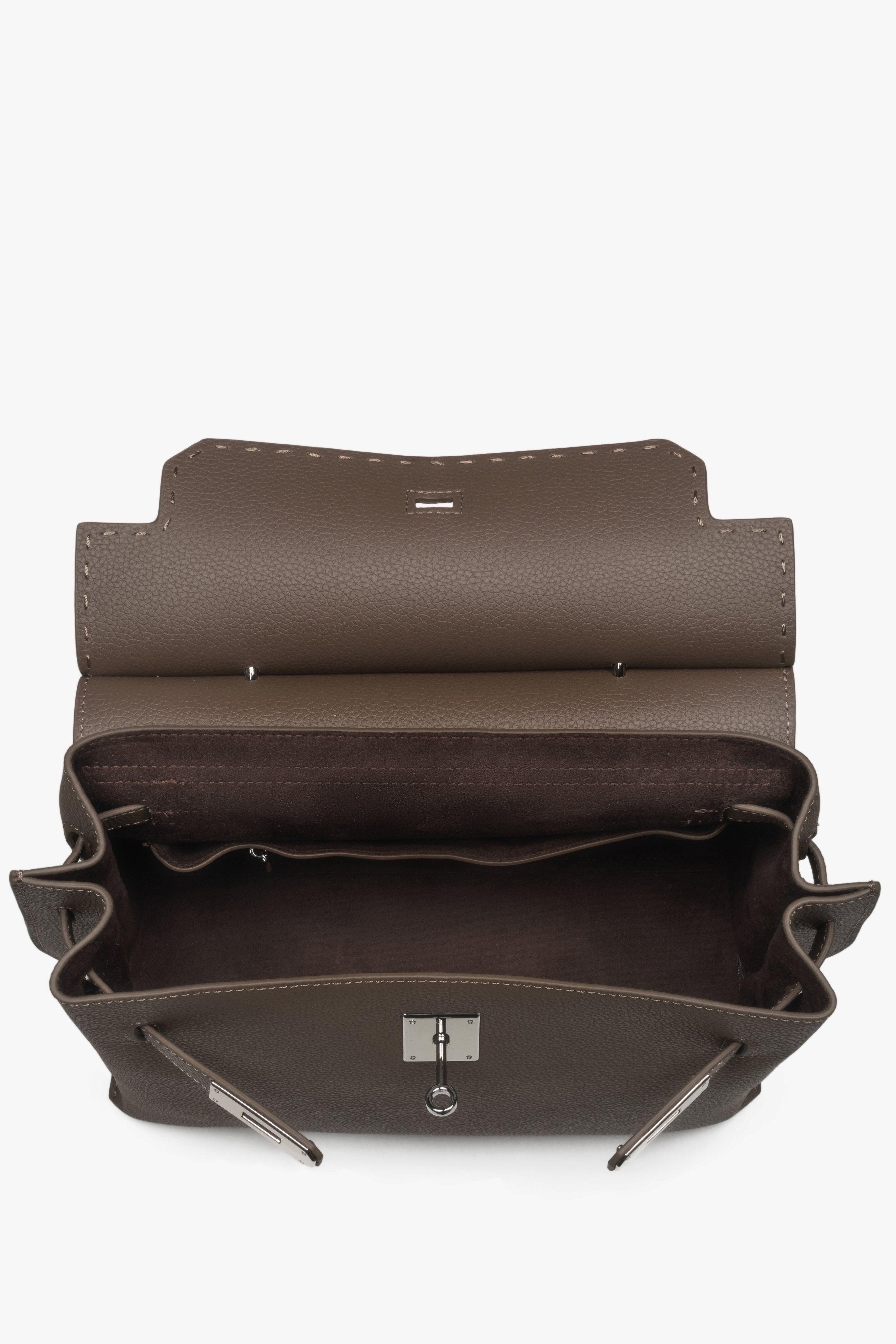 Blick in das Innere der geöffneten Handtasche mit hochwertigem Veloursfutter.