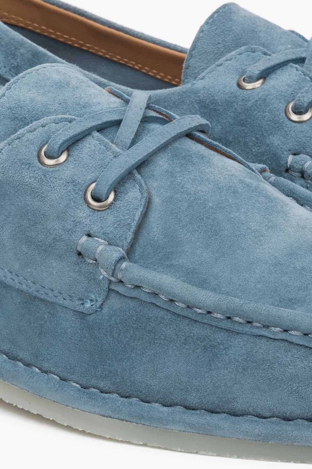 Blaue Damen-Loafer zum Schnüren aus Velours von Estro im maritimen Stil – Nahaufnahme der Details.