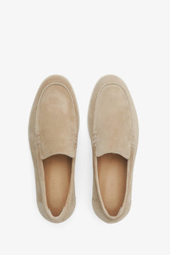 Damen-Loafer in Sandbeige aus Velours von Estro (Draufsicht).
