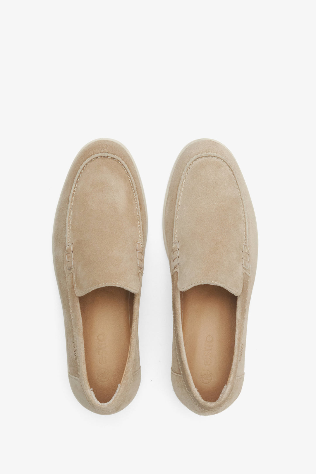 Damen-Loafer in Sandbeige aus Velours von Estro (Draufsicht).