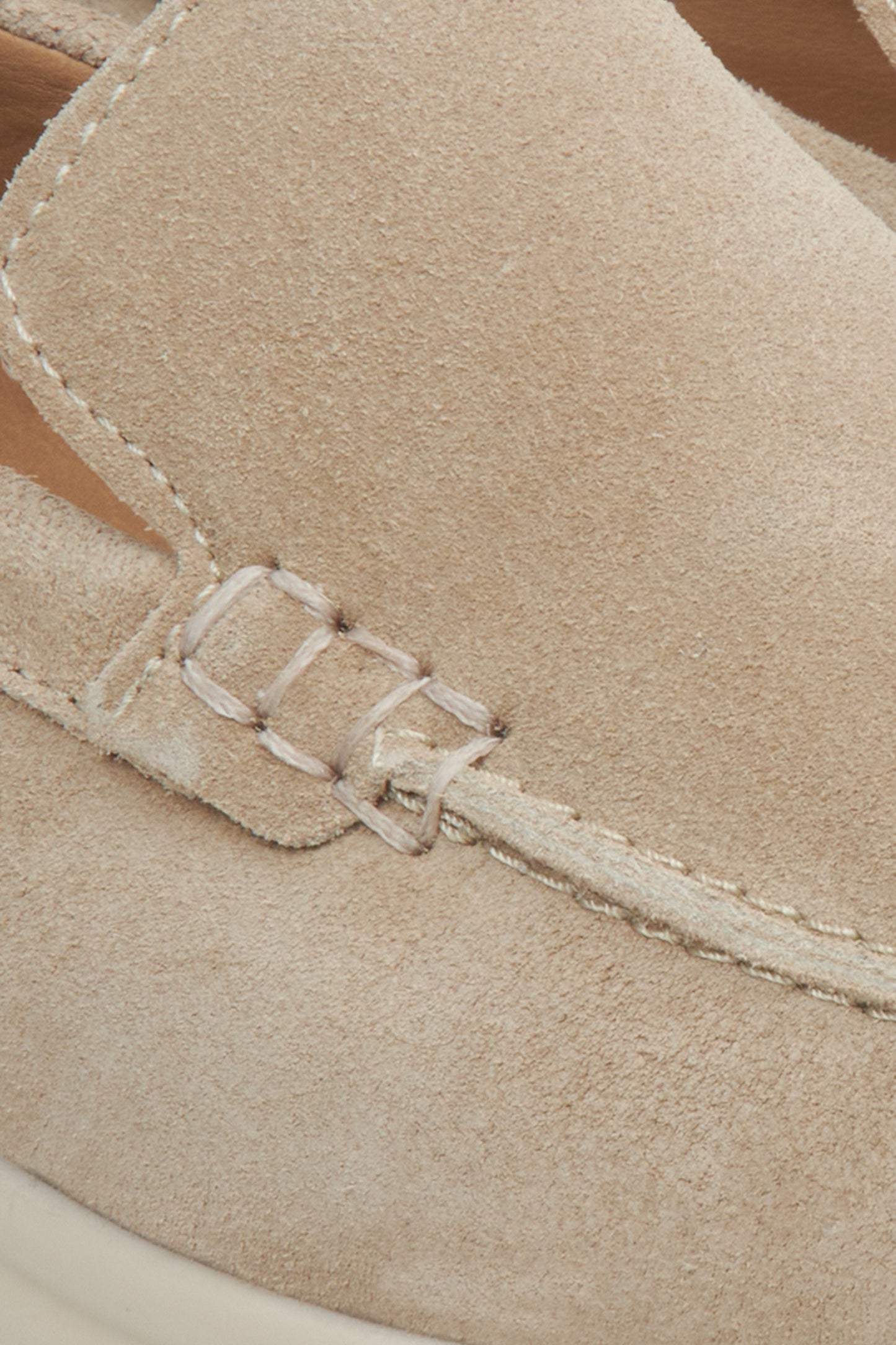 Nahaufnahme des weichen Velours der sandbeigen Estro Loafer.