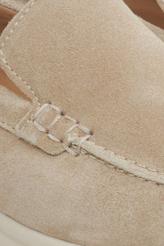 Nahaufnahme des weichen Velours der sandbeigen Estro Loafer.
