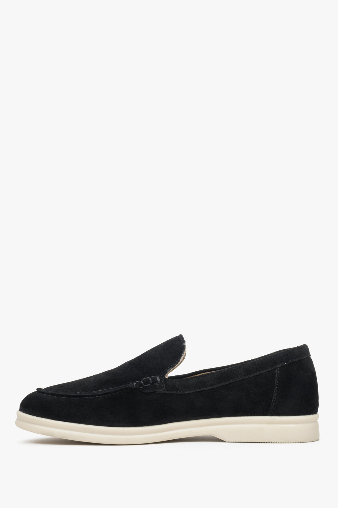Die klassischen, schwarzen Velours-Loafer für Damen in der Seitenansicht.