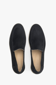 Draufsicht auf die femininen, schwarzen Velours-Loafer für Damen.