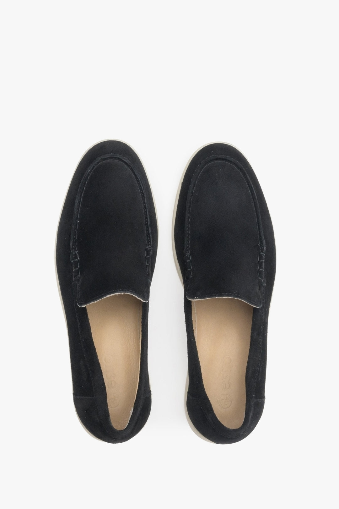 Draufsicht auf die femininen, schwarzen Velours-Loafer für Damen.