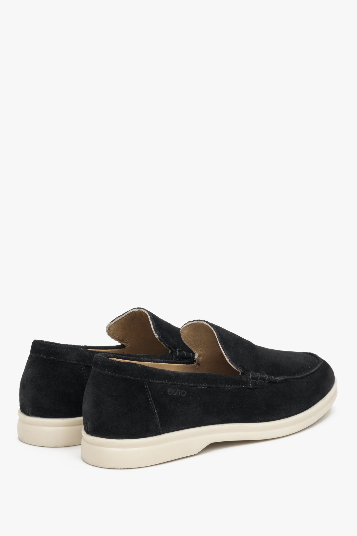 Die Rückseite der schwarzen Damen-Loafer aus Velours in der Detailansicht.