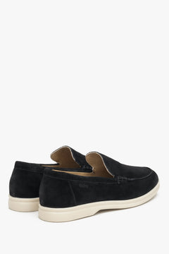 Die Rückseite der schwarzen Damen-Loafer aus Velours in der Detailansicht.