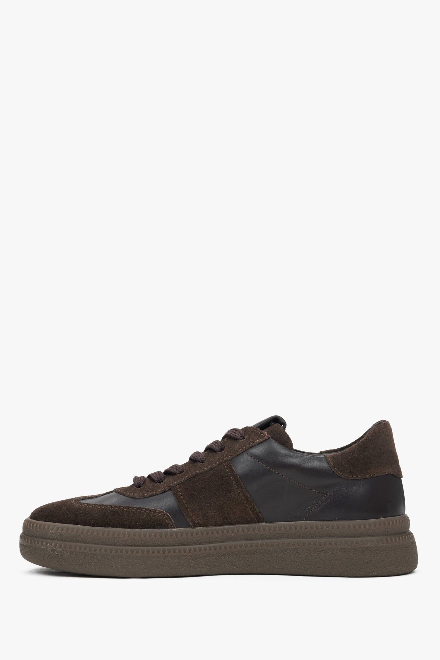Sattelbraune Low-Top Sneaker für Damen: Estro Design aus Velours und Leder – Profilansicht.