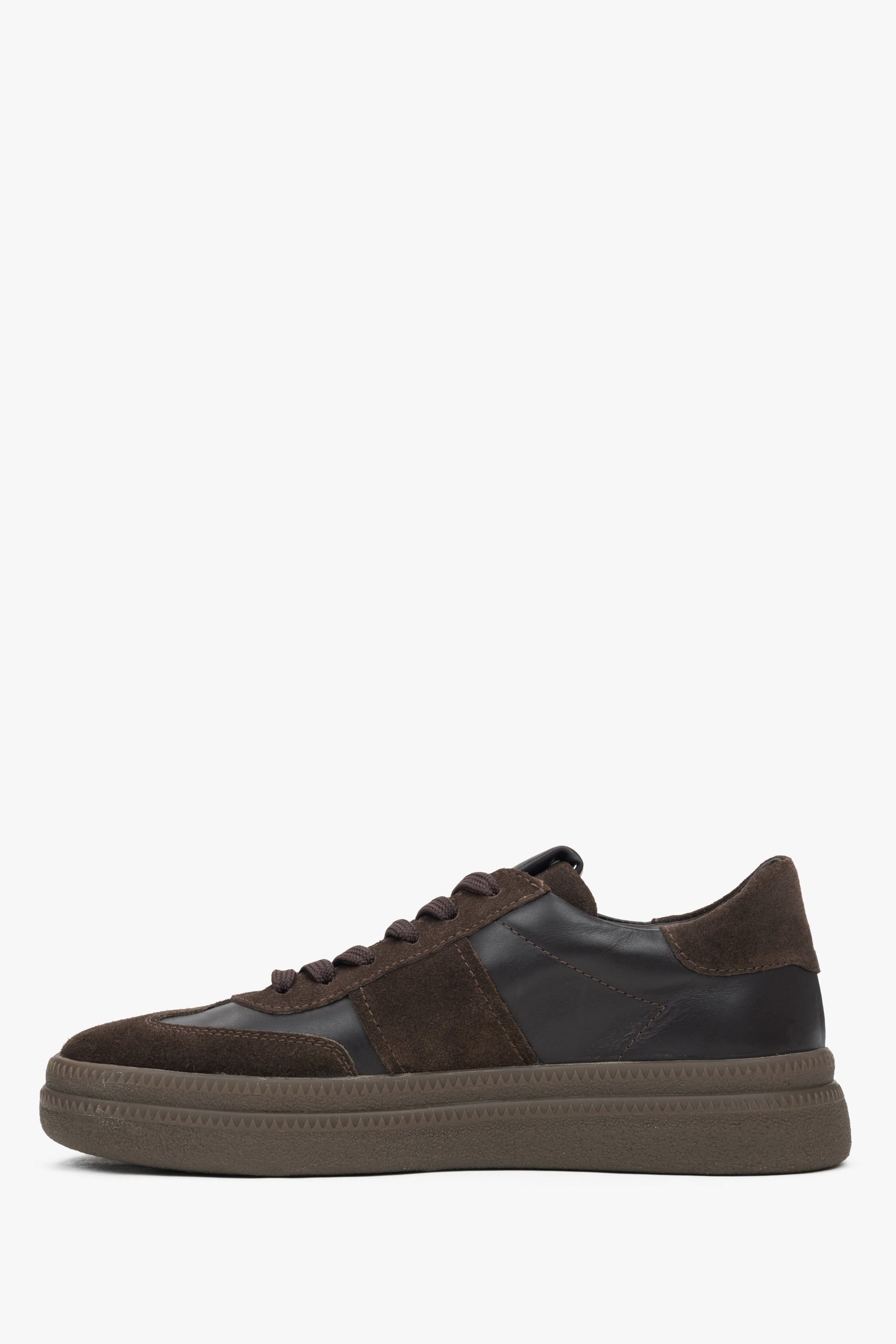 Sattelbraune Low-Top Sneaker für Damen: Estro Design aus Velours und Leder – Profilansicht.