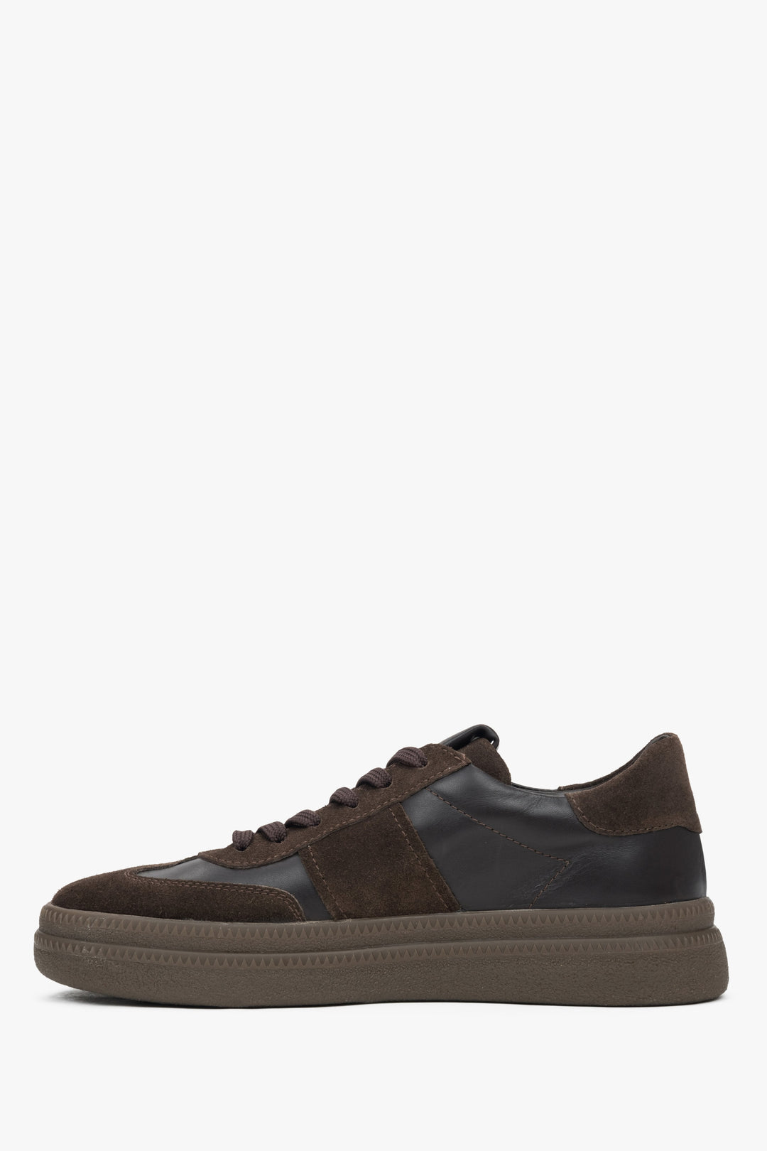 Sattelbraune Low-Top Sneaker für Damen: Estro Design aus Velours und Leder – Profilansicht.