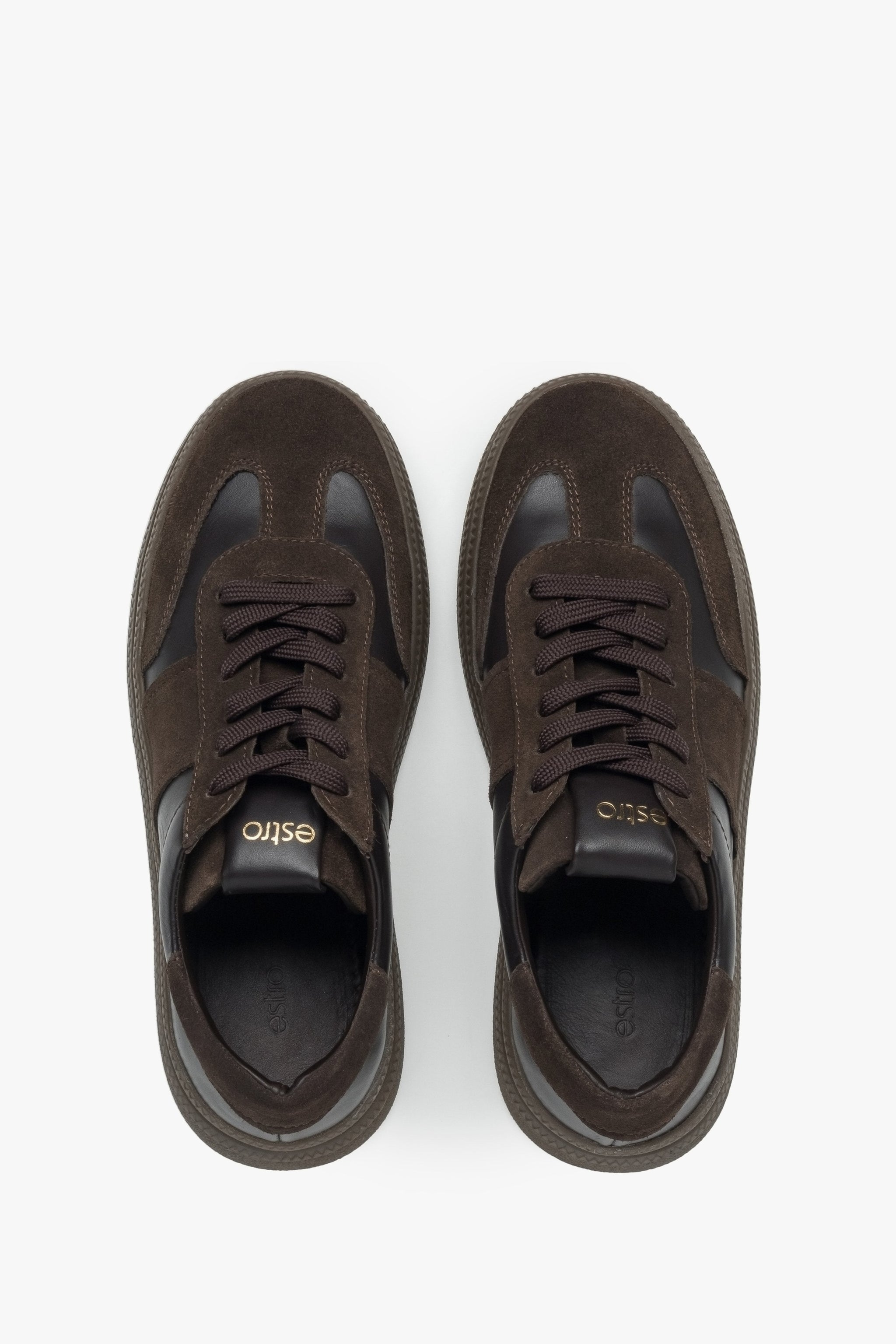 Damen Low-Top Sneaker in Sattelbraun, Velours von Estro – Präsentation von oben.