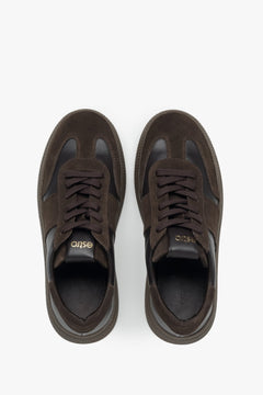 Damen Low-Top Sneaker in Sattelbraun, Velours von Estro – Präsentation von oben.