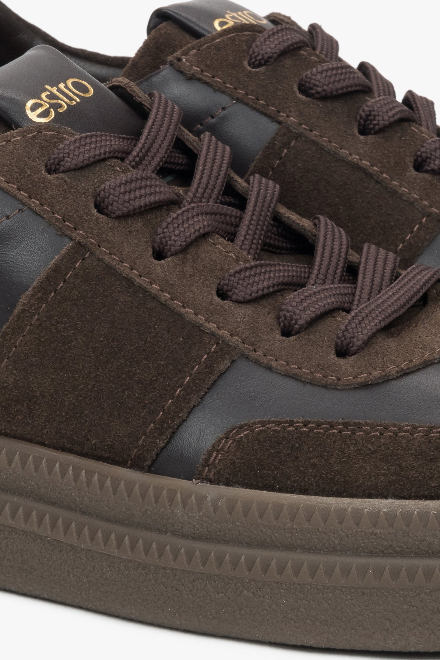 Damen Low-Top Sneaker aus Velours und Leder.