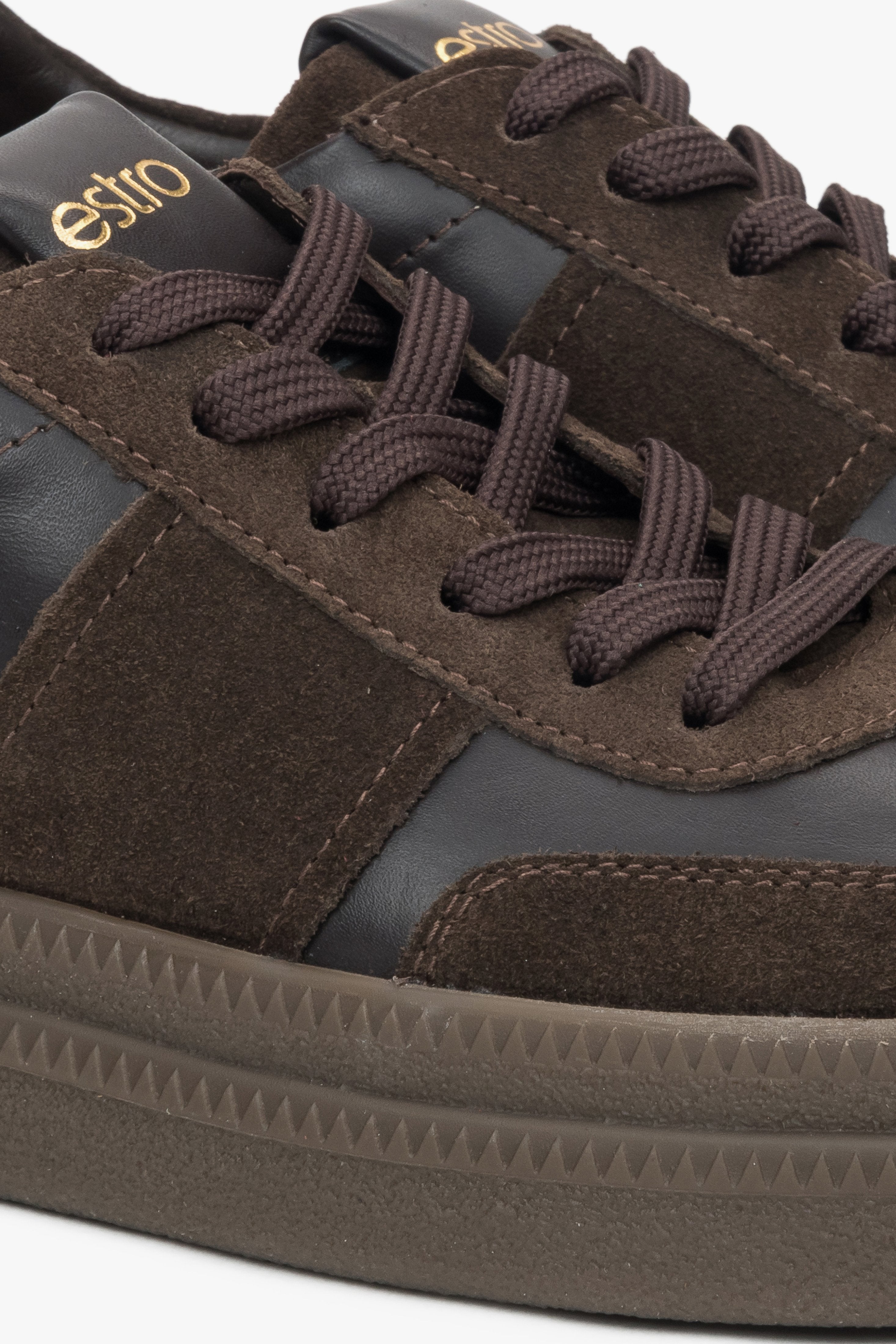 Damen Low-Top Sneaker aus Velours und Leder.