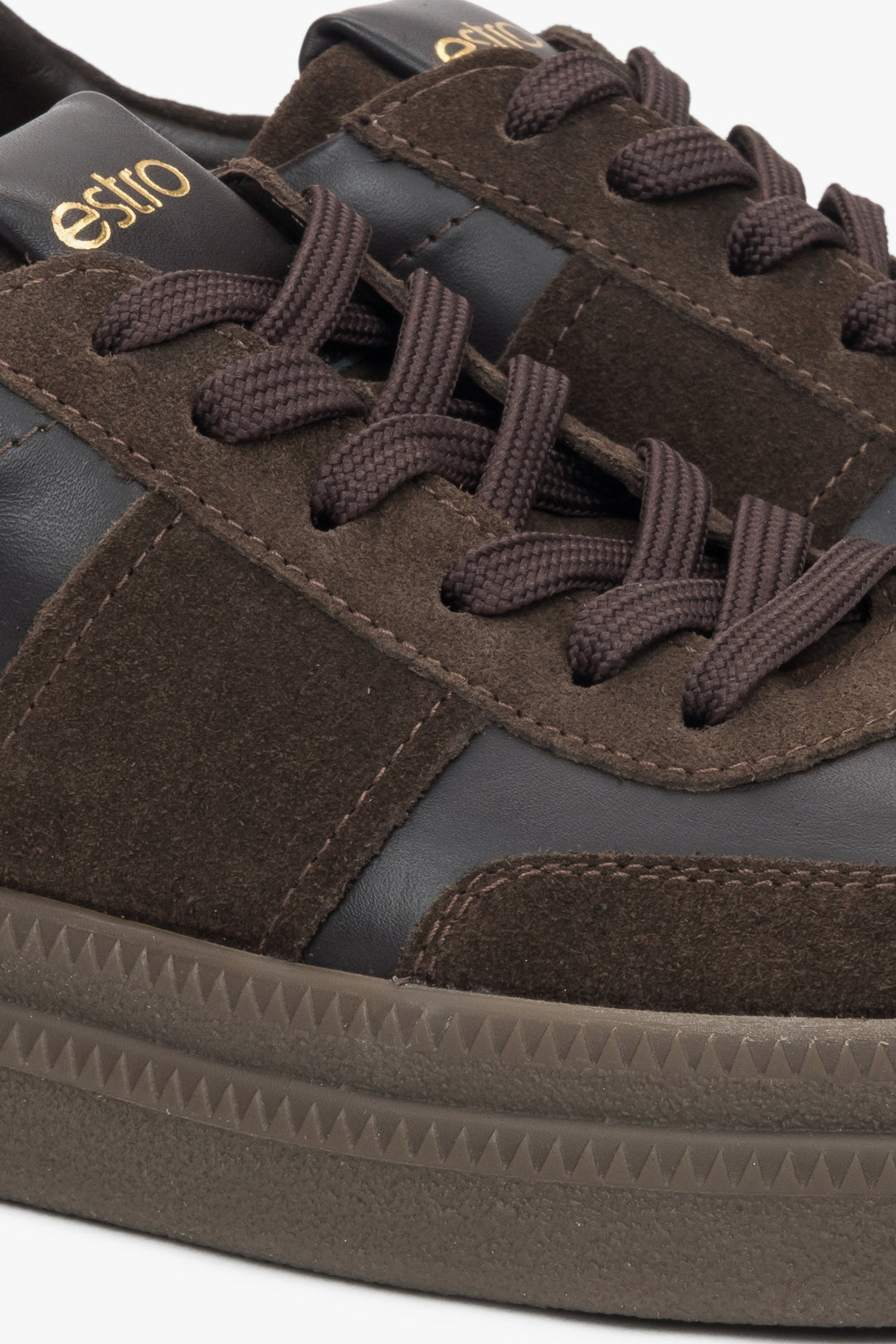 Damen Low-Top Sneaker aus Velours und Leder.