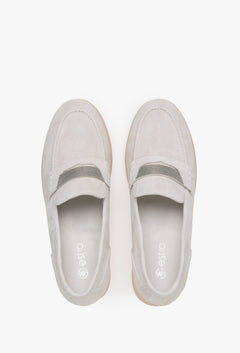 Bequeme Veloursleder-Mokassins in hellem Beige. Estro ER00114614