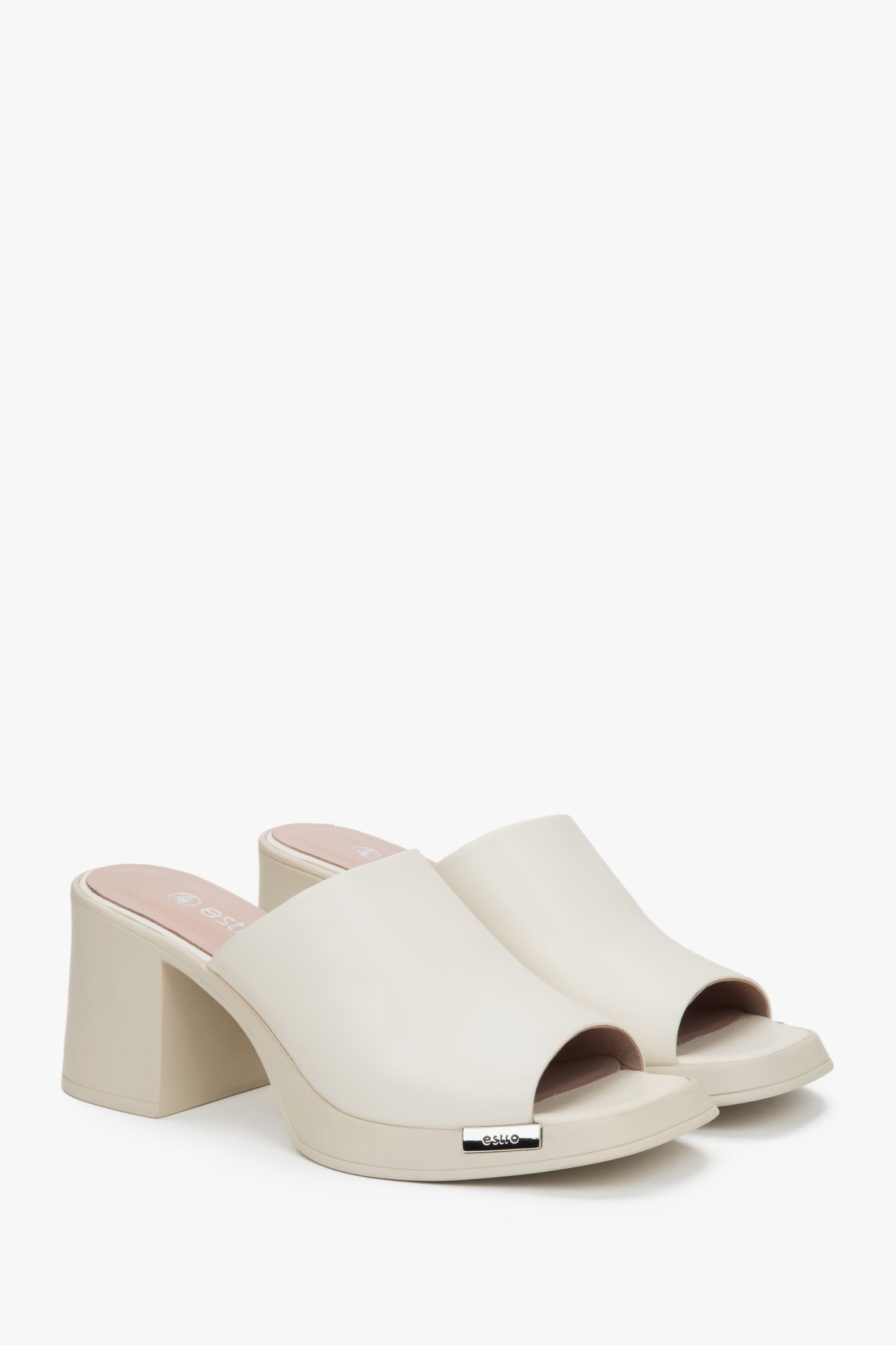 Elegante hellbeige Damen-Ledermules von Estro – mit bequemem Blockabsatz für stabilen Halt.