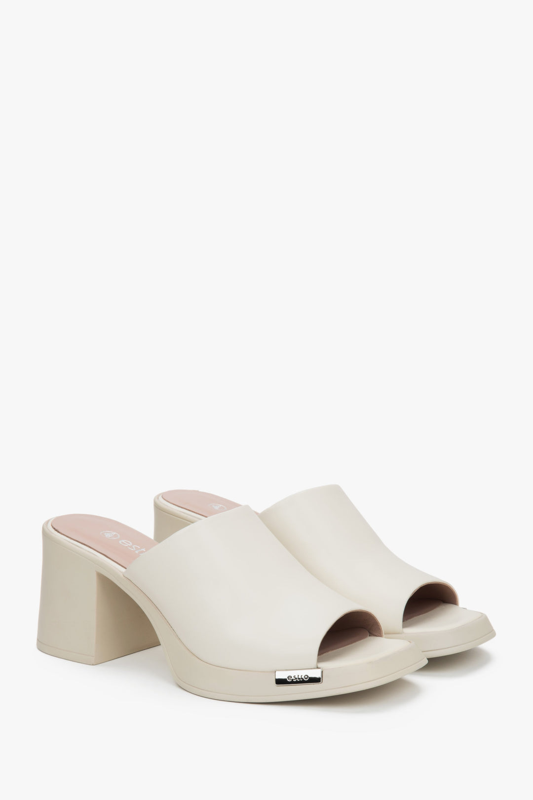 Elegante hellbeige Damen-Ledermules von Estro – mit bequemem Blockabsatz für stabilen Halt.