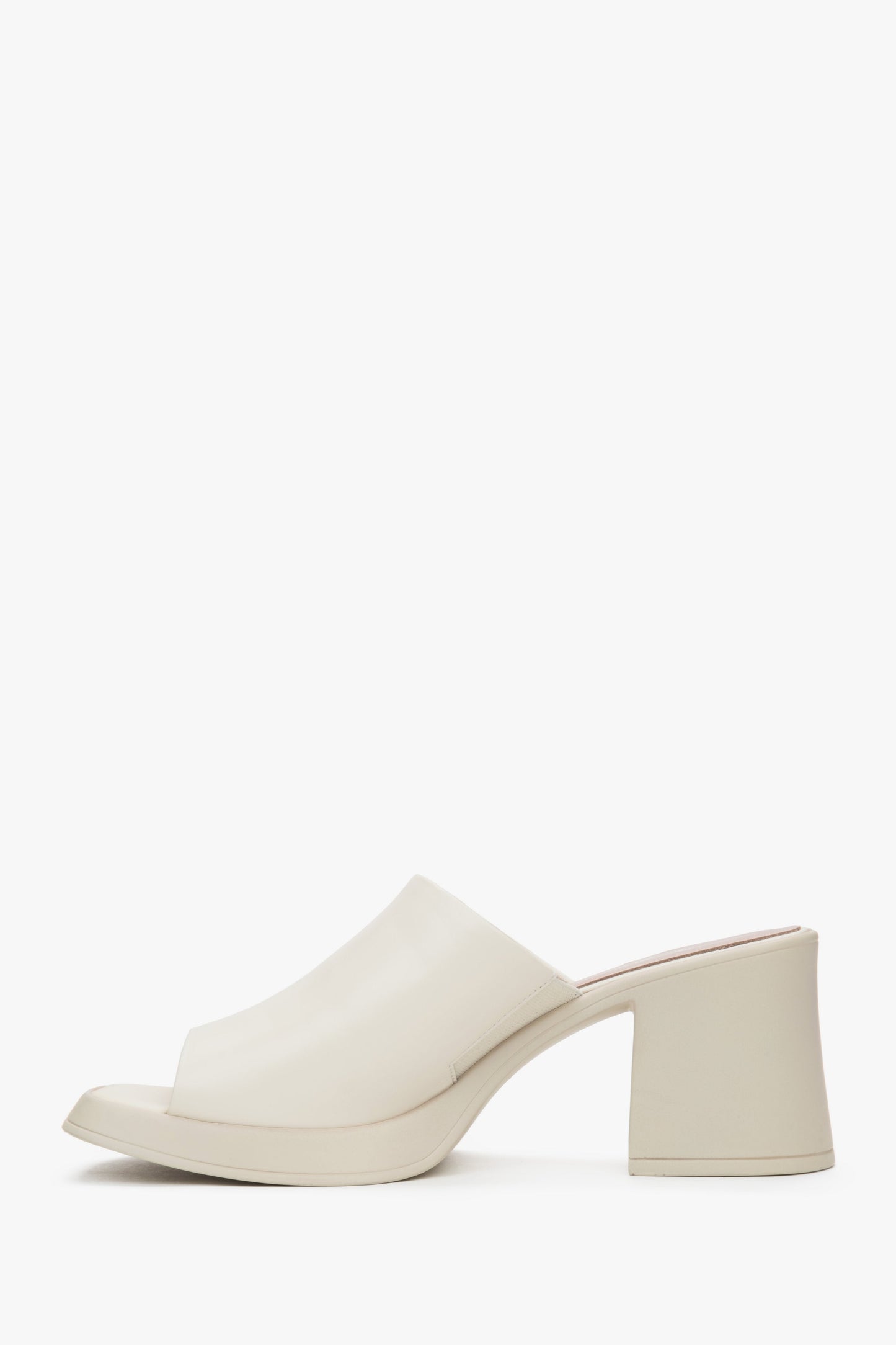 Stilvolle hellbeige Damen-Mules von Estro, gefertigt aus hochwertigem Naturleder und mit stabilem Blockabsatz.