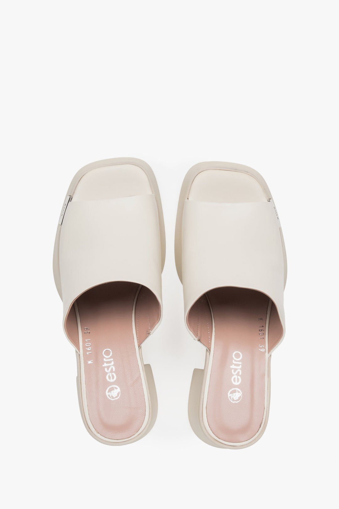 Hellbeige Ledersandalen von Estro – perfekt für den Sommer, mit bequemem und stabilem Blockabsatz.