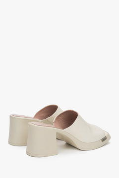 Hellbeige Damen-Sandalen von Estro, gefertigt aus Naturleder und mit stabilem Blockabsatz.