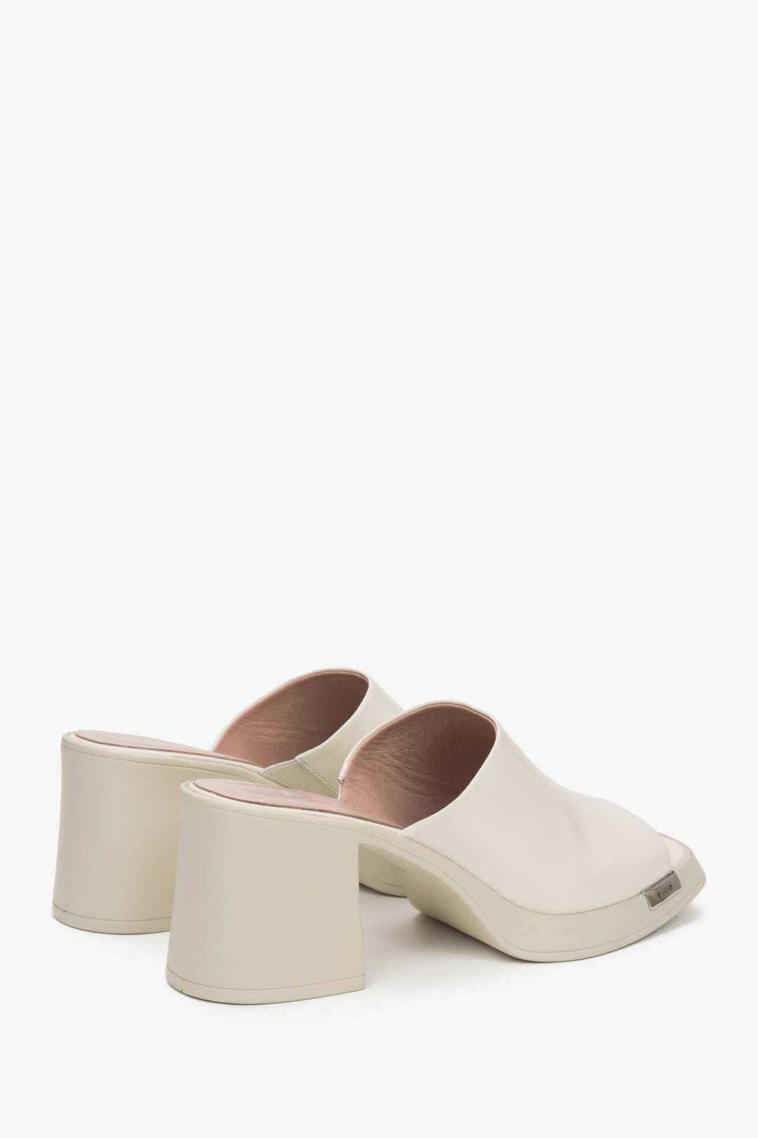 Hellbeige Damen-Sandalen von Estro, gefertigt aus Naturleder und mit stabilem Blockabsatz.