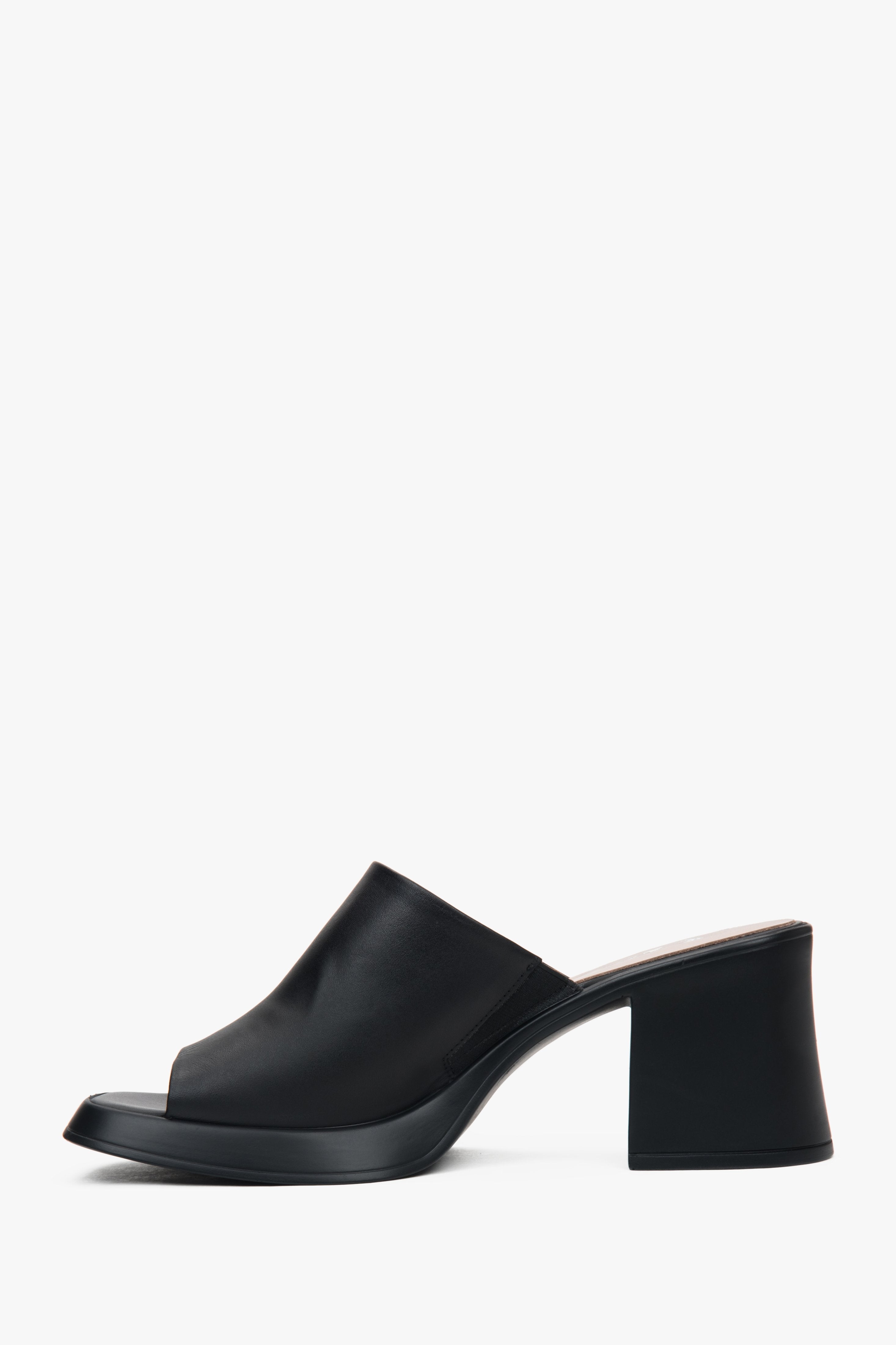Stilvolle schwarze Damen-Mules von Estro, gefertigt aus hochwertigem Naturleder und mit stabilem Blockabsatz.