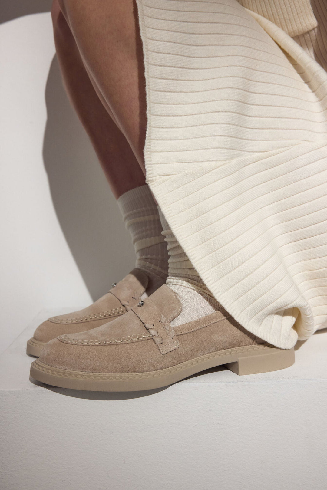 Damen Penny Loafer in Hellbeige aus echtem italienischem Veloursleder mit flachem Absatz, Estro ER00117003.