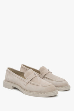Beiger Slipper für Damen aus Velours mit Zierstreifen auf der Zunge, Estro ER00117003.