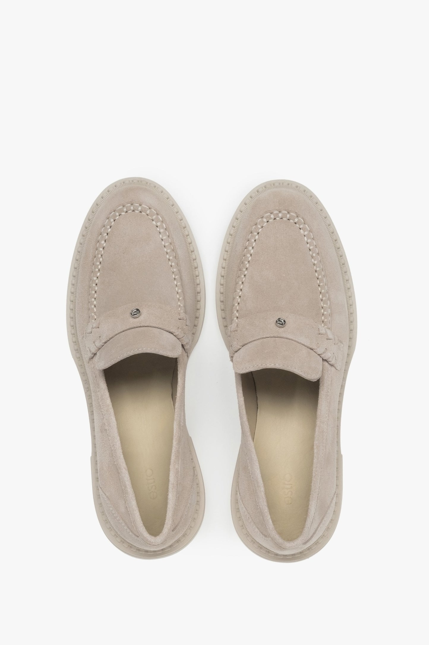 Seitenansicht eines beigen Estro Loafers mit flachem Absatz und edlem Velours-Finish, Estro ER00117003.