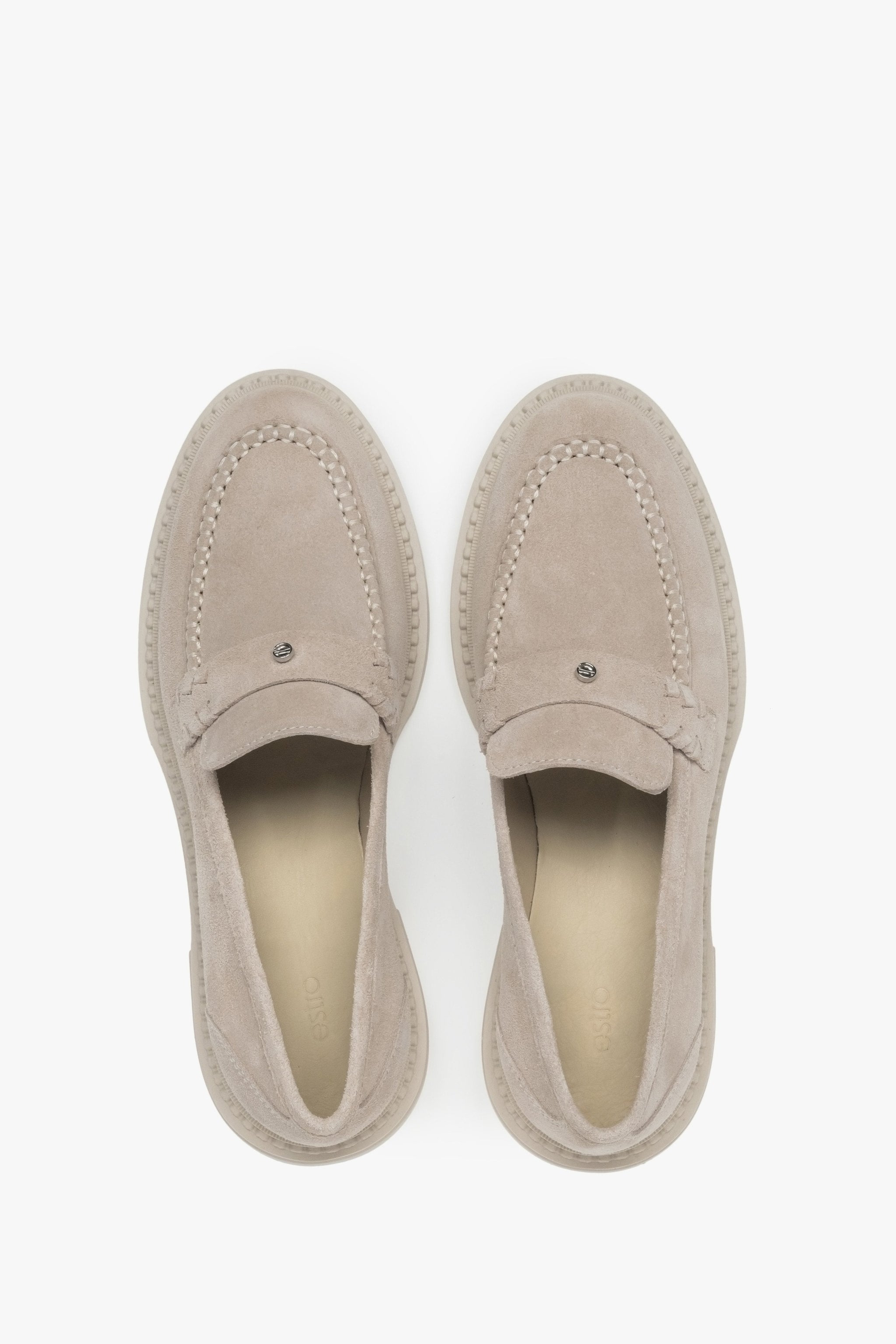 Seitenansicht eines beigen Estro Loafers mit flachem Absatz und edlem Velours-Finish, Estro ER00117003.