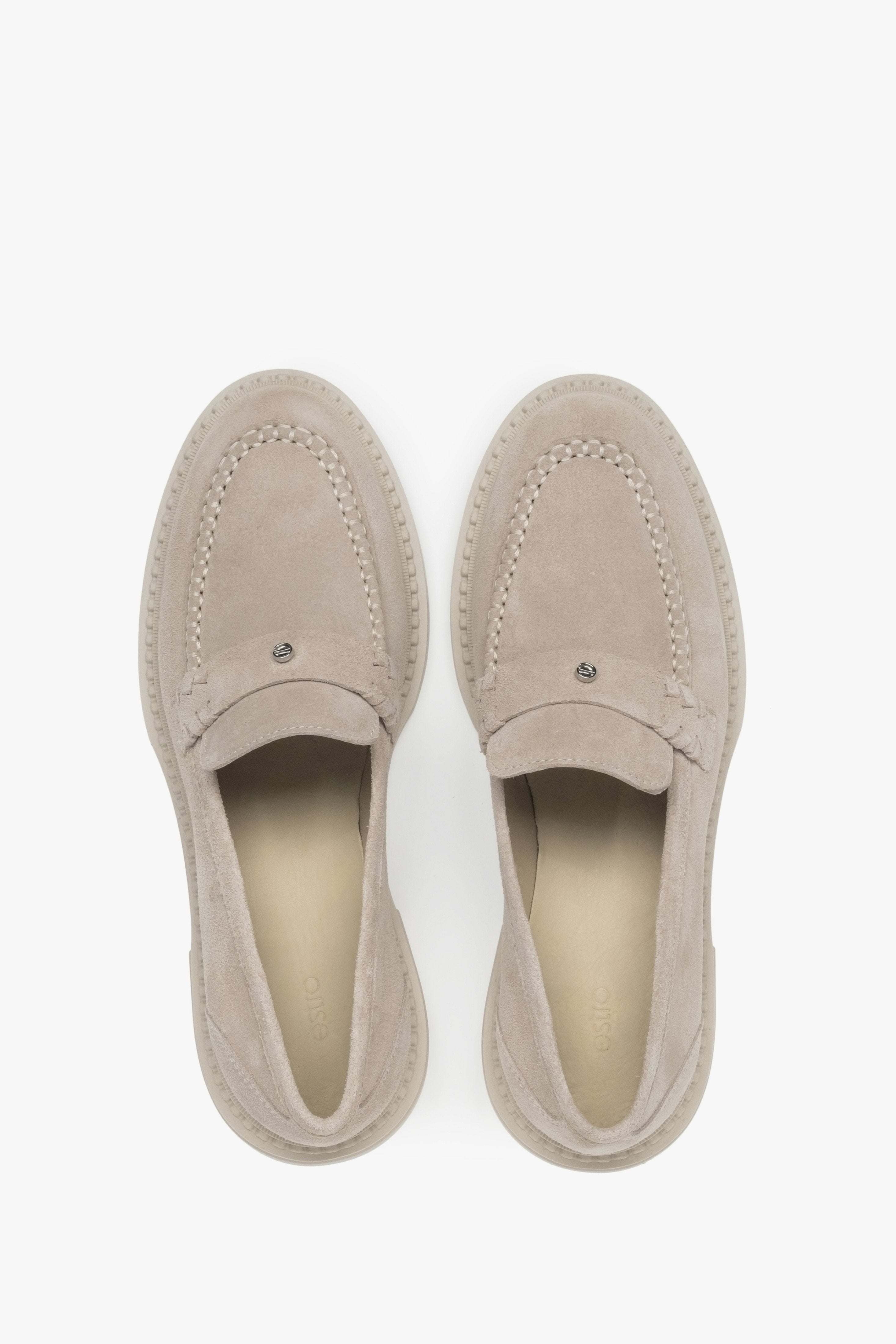 Seitenansicht eines beigen Estro Loafers mit flachem Absatz und edlem Velours-Finish, Estro ER00117003.