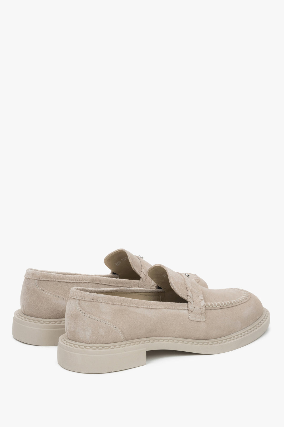 Klassischer Damen Slipper in Hellbeige mit stilvoller Nahtführung und dekorativem Detail, Estro ER00117003.