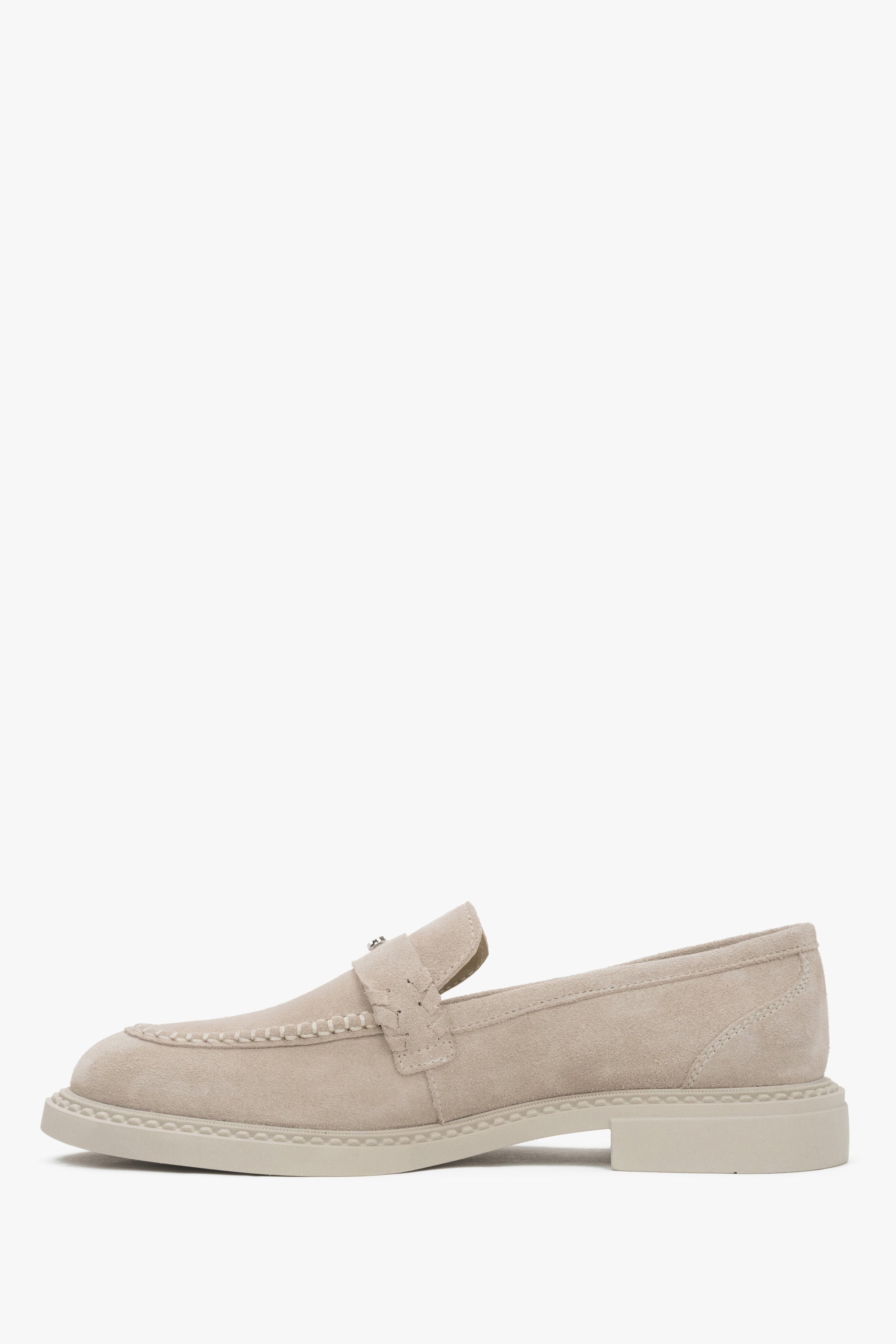 Detailansicht des beigen Penny Loafers aus der Frühling 2025 Kollektion, Estro ER00117003.