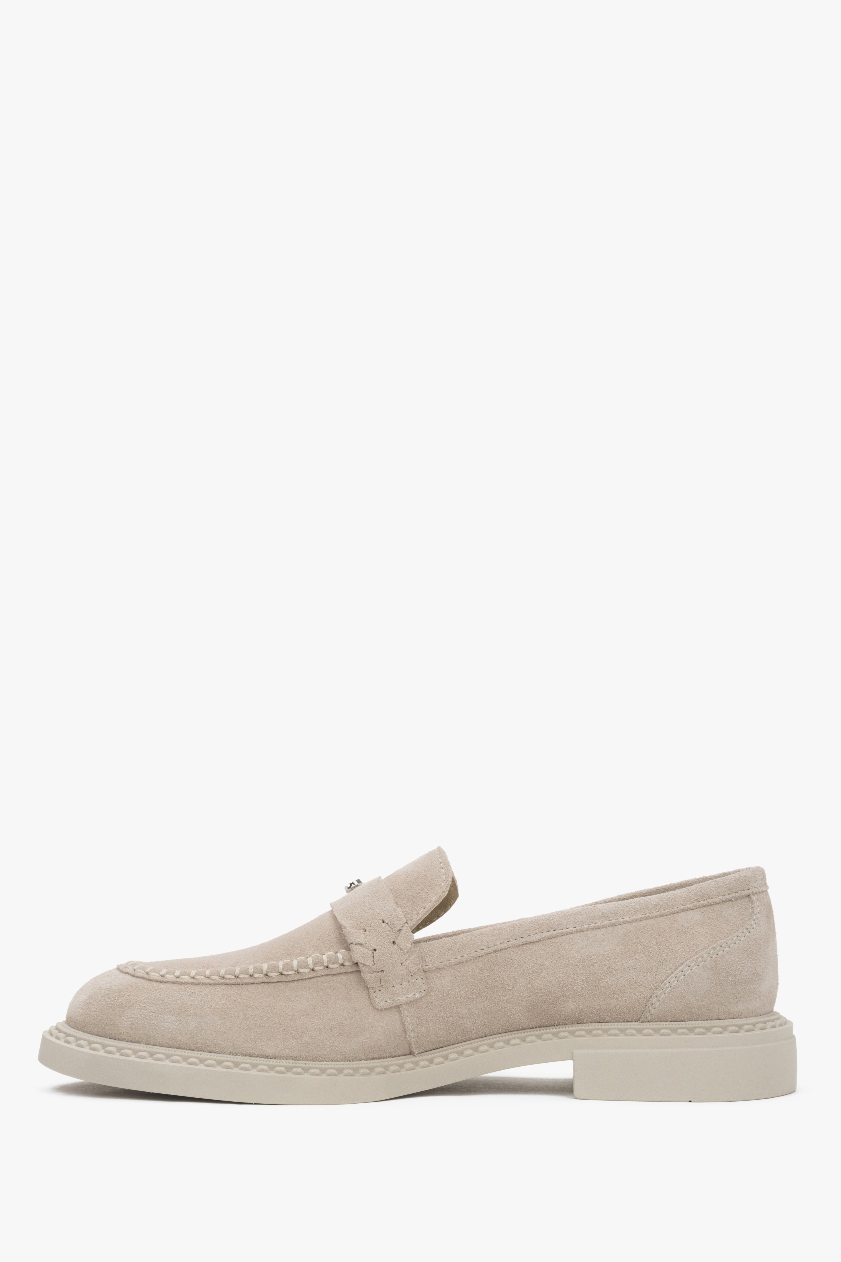 Detailansicht des beigen Penny Loafers aus der Frühling 2025 Kollektion, Estro ER00117003.