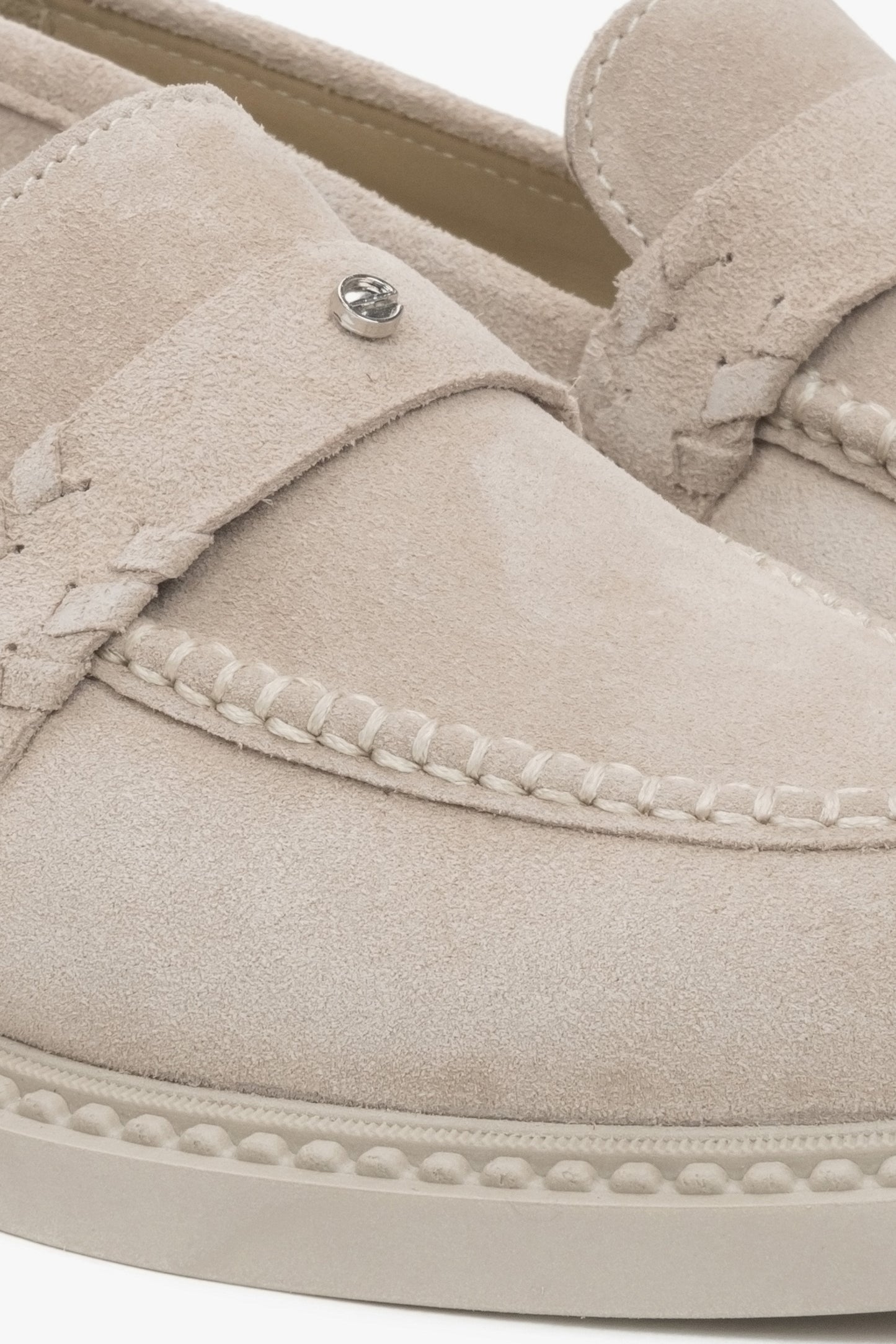 Stilvoller Damen Penny Loafer aus hellbeigem Veloursleder mit flacher Sohle und edlem Look, Estro ER00117003.
