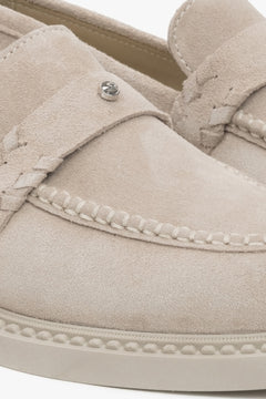 Stilvoller Damen Penny Loafer aus hellbeigem Veloursleder mit flacher Sohle und edlem Look, Estro ER00117003.