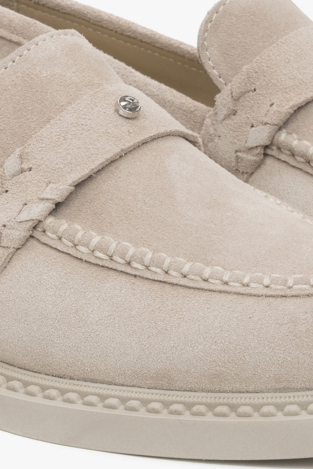 Stilvoller Damen Penny Loafer aus hellbeigem Veloursleder mit flacher Sohle und edlem Look, Estro ER00117003.